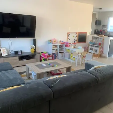 Casa de Férias Maison De Lotissement Dans Petite Rue Calme *